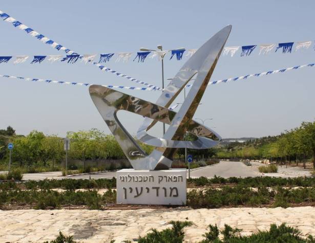 פסל של האמן והפסל לב אברמזון