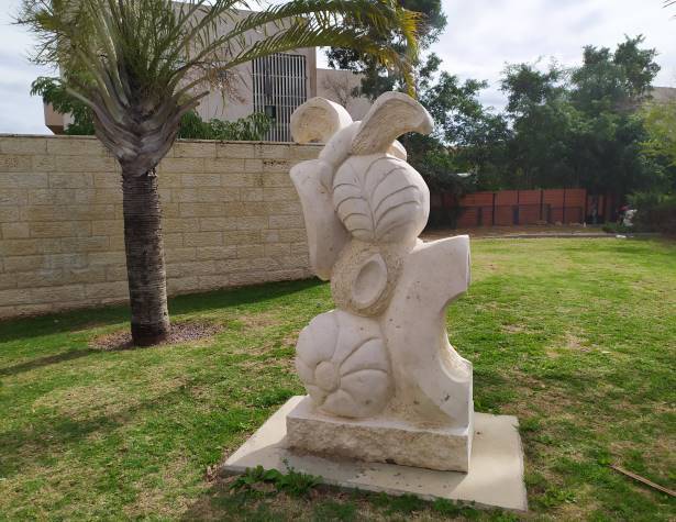 פסל של אביבה ברגר