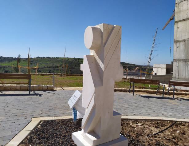 פסל של לילי שוורץ