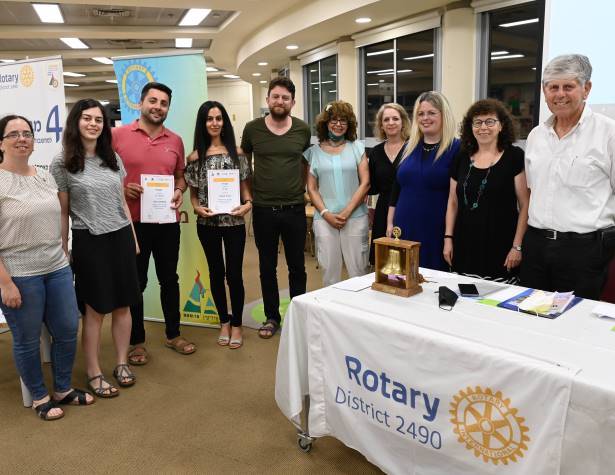 משתתפי התחרות, צוות השיפוט, מנהלת רשת הספריות, סגן ראש העיר. צילום: חורחה נובומינסקי