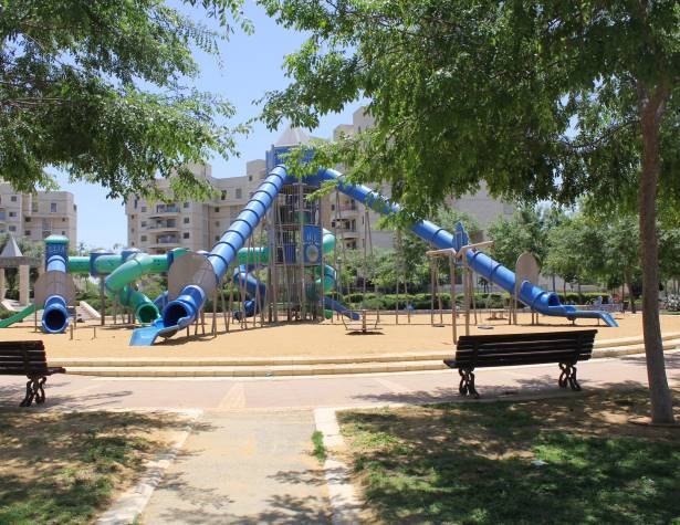 פארק ברחוב מגדל המנורה בשכונת אבני חן פארק ברחוב מגדל המנורה בשכונת אבני חן