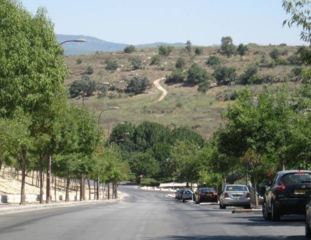 מבט מרחוב שומרי החומות אל גבעת התיתורה