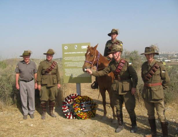 חברי עמותת הפרשים הקלים האוסטרלים