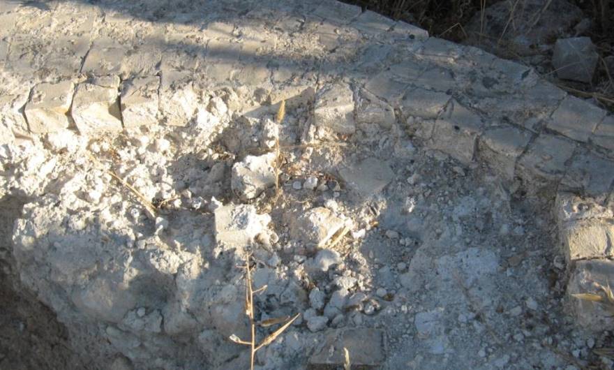 תמונות: שתי שכבות פסיפס גס, זו מעל זו (התחתונה נראית אך בקושי), סמוך לשקתות