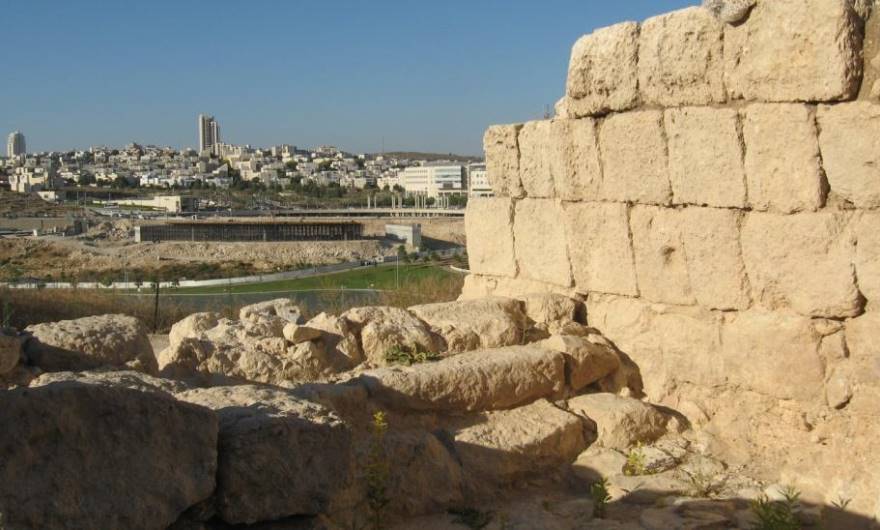 תמונות: הקיר החוצץ בין חלקי המערה ומדרגות הכניסה לבית הבד