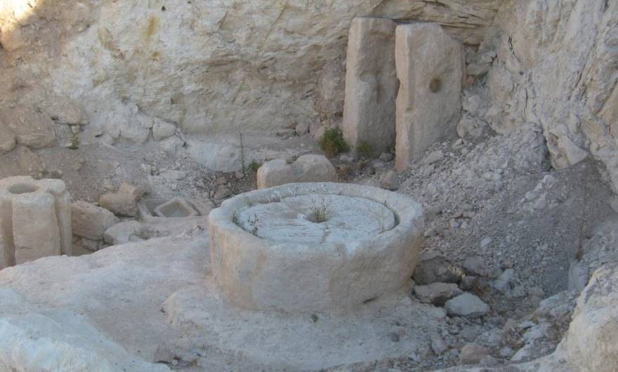 תמונות: משטח הכתישה של בית-הבד