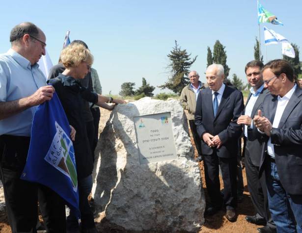 טקס הסרת הלוט מעל אבן הזיכרון במצפה