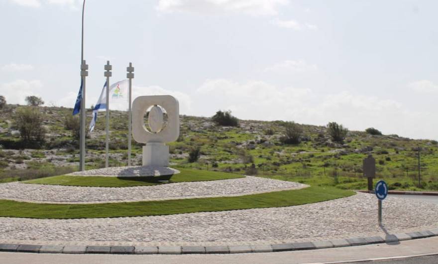 אלבום תמונות: כיכר השוטר – ברקע נראים שלטי ההסבר אלבום תמונות: כיכר השוטר – ברקע נראים שלטי ההסבר