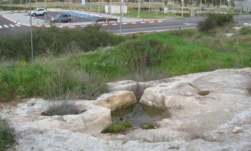 אלבום תמונות: מיקום הגת ביחס לשדרות מנחם בגין ומגרש החנייה של מגרשי הספורט ליד כיכר השוטר אלבום תמונות: מיקום הגת ביחס לשדרות מנחם בגין ומגרש החנייה של מגרשי הספורט ליד כיכר השוטר