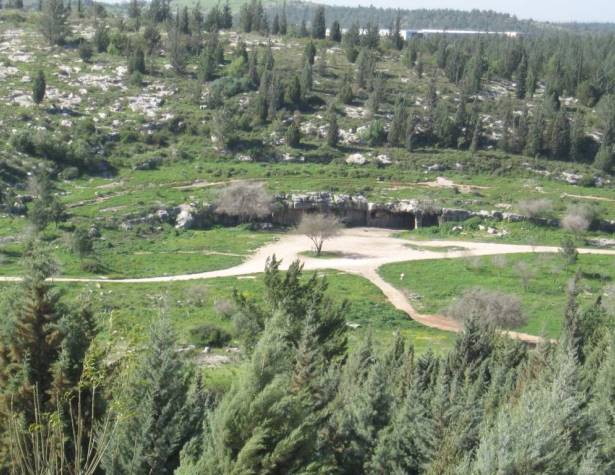 בקעת המערות בנחל גמזו (בקעת הנזירים)