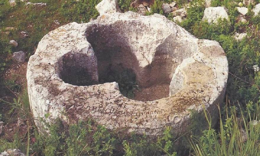 אלבום תמונות: אגן הטבילה שהיה בחורבת קלך – מתוך ספרו של עודד פיינגרש 'ארץ קשת וענן'