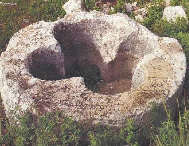 אגן הטבילה שהיה בחורבת קלך – מתוך ספרו של עודד פיינגרש 'ארץ קשת וענן'