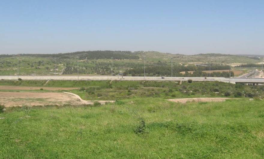 אלבום תמונות: תצפית צפונה מראש הגבעה המערבית – במרכז התמונה חוצה כביש 431 אלבום תמונות: תצפית צפונה מראש הגבעה המערבית – במרכז התמונה חוצה כביש 431