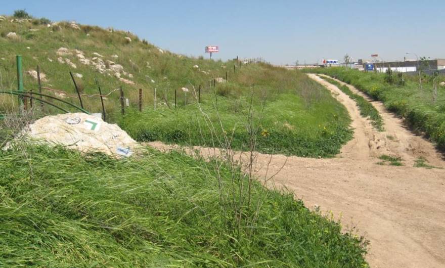 אלבום תמונות: הדרך העולה לחורבת נכס ממזרח, מרחוב המכונאי. על הגדר סימון שביל ישראל. על הסלע סימון לאופניים אלבום תמונות: הדרך העולה לחורבת נכס ממזרח, מרחוב המכונאי. על הגדר סימון שביל ישראל. על הסלע סימון לאופניים