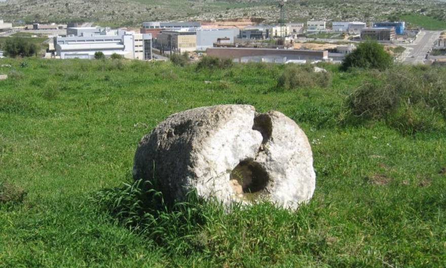 אלבום תמונות: מתקן מבית בד (מכונה לעיתים 'בתולת בית-בד') – המדרון המזרחי של גבעת אל-כונייסה אלבום תמונות: מתקן מבית בד (מכונה לעיתים 'בתולת בית-בד') – המדרון המזרחי של גבעת אל-כונייסה