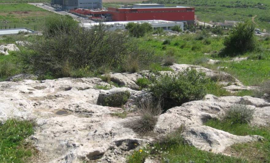 אלבום תמונות: פתחי מאגר מים תת-קרקעי מרשים - המדרון המזרחי של גבעת אל-כונייסה אלבום תמונות: פתחי מאגר מים תת-קרקעי מרשים - המדרון המזרחי של גבעת אל-כונייסה