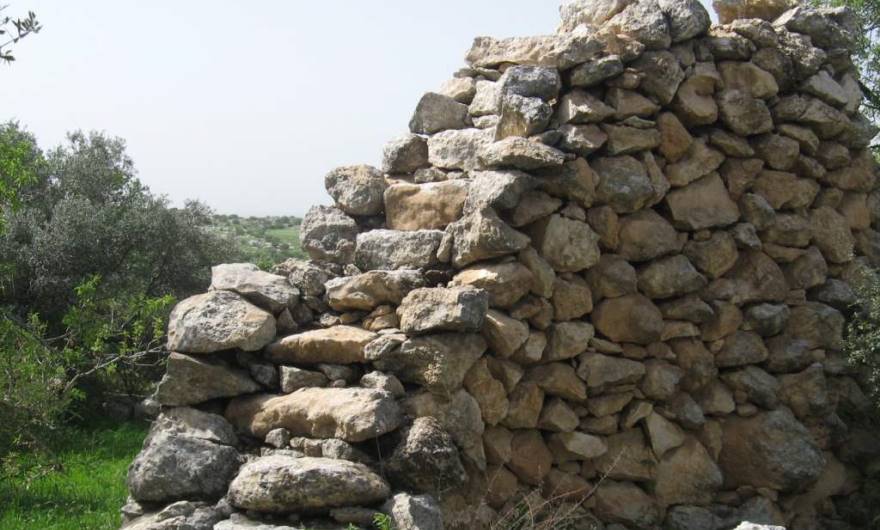 אלבום תמונות: שומרה בעלת מבנה מוזר וייחודי – גרם המדרגות מטפס לראש השומרה על בליטה אלבום תמונות: שומרה בעלת מבנה מוזר וייחודי – גרם המדרגות מטפס לראש השומרה על בליטה