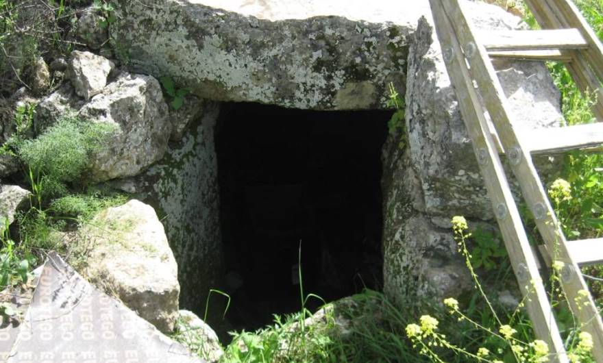 אלבום תמונות: מערה, בחלקה חצובה ובחלקה בנויה בראש הגבעה, סמוך לעץ החרוב אלבום תמונות: מערה, בחלקה חצובה ובחלקה בנויה בראש הגבעה, סמוך לעץ החרוב