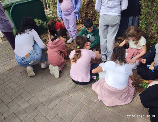 ילדי יח"ד שותלים לכבוד ט"ו בשבט ילדי יח"ד שותלים לכבוד ט"ו בשבט