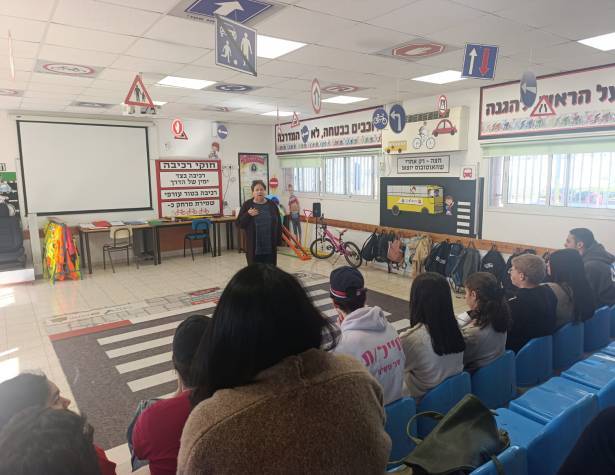 תלמידי גוונים ולומדים בטיחות בדרכים תלמידי גוונים ולומדים בטיחות בדרכים