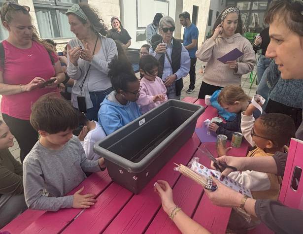 תלמידות אמית וילדי צלילים בונים שנות טובה תלמידות אמית וילדי צלילים בונים שנות טובה