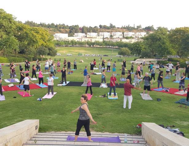 יוגה בפארק הדגים
