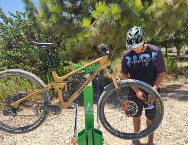 עמדות לתיקון אופניים עמדות לתיקון אופניים