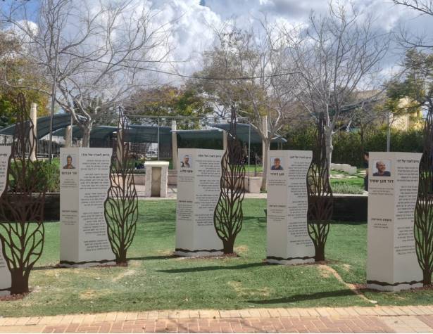 אנדרטה להנצחת בוגרי הישיבה התיכונית