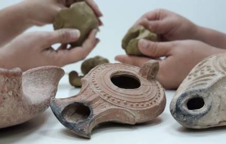 כוחה של להבה: סדנת נרות חרס קדומים כוחה של להבה: סדנת נרות חרס קדומים