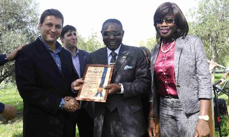 נטיעות בחורשת האומות: ראש העיר מעניק תעודת הוקרה לשגריר ניגריה ורעייתו