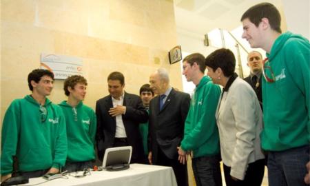 צוות הרובוטיקה בפגישה עם נשיא המדינה וראש העיר