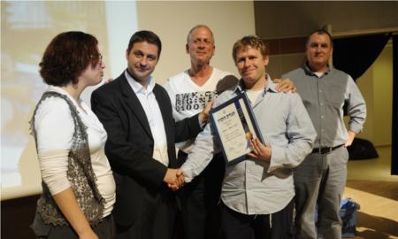 טקס הוקרה למתנדבים 2010: הענקת תעודת הוקרה לרפאל ינובסקי