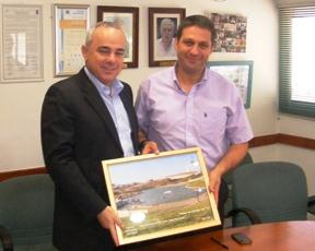 ראש העיר העניק לשר כשי תמונה של העיר