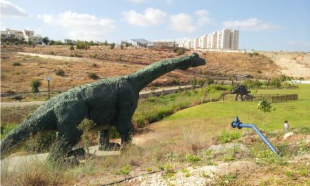תמונות: דגמי דינוזאורים בפארק ענבה. ברקע נראה שביל המחבר בין פארק ענבה לטיילת חוט השני
