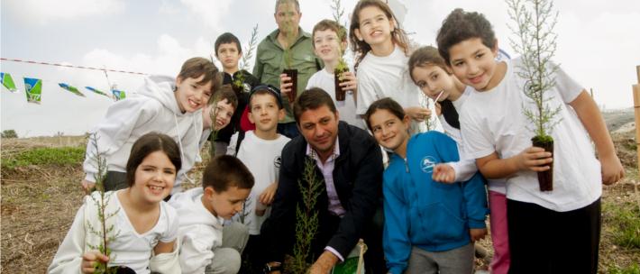 ראש העיר נוטע עצים עם תלמידי ''עמית''