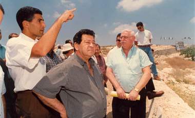 לזכרו של משה שכטר ז''ל: ראש המועצה המקומית משה שכטר עם שר השיכון בן אליעזר (קיץ 1995)