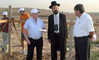 לזכרו של משה שכטר ז''ל: הנחת אבן פינה לישפרו סנטר (כיום מרכז עינב). נובמבר 2003. צילום: גידי אבינערי 