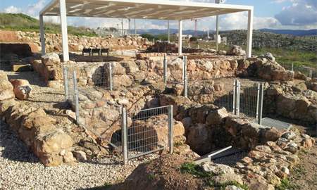סיור מצולם באתר הארכיאולוגי:     צילום הממחיש את הזיקה בין מבנה בית-הכנסת ומקווה הטהרה
