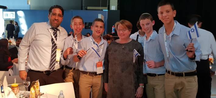 נציגי אמי''ת עם דגלי ישראל בתחרות בבלגיה