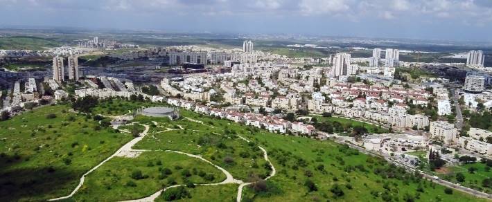 מבט על העיר מגבעת התיתורה. צילום: גידי אבינערי