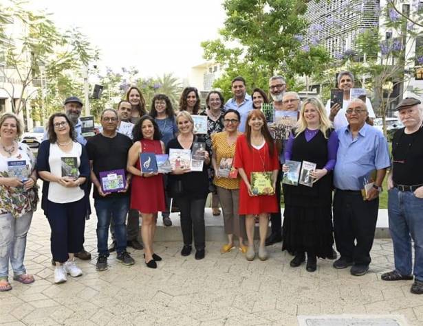ראש העיר עם הסופרים והסופרות תושבי העיר