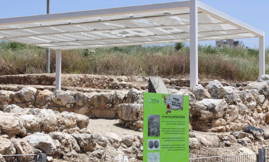 סיור מצולם באתר הארכיאולוגי: בית-הכנסת ושלט ההסבר – מבט משדרות החשמונאים 