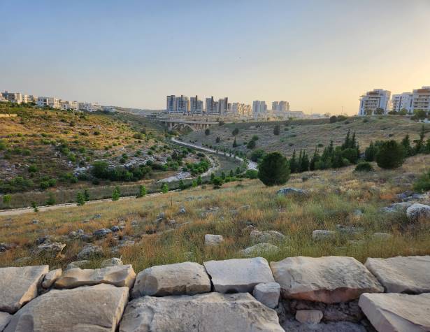 מבט מטיילת חוט השני לכיוון נחל ענבה ושכונת נופים