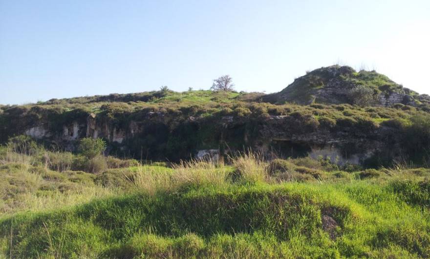 תמונות: מחצבת חומר גלם לייצור סיד למרגלות שרידי מבנה כבשן בנחל ענבה תחתון