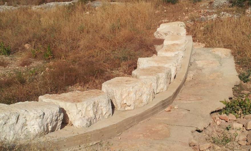 תמונות: מלכודת מי-נגר באפיק נחל ענבה