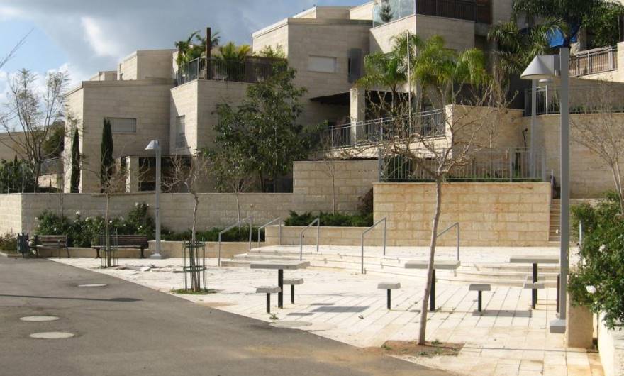 תמונות: גינות ופינות-ישיבה לאורך הטיילת, בנקודות-המפגש עם הכניסות המשניות היורדות לטיילת מרחוב שני  