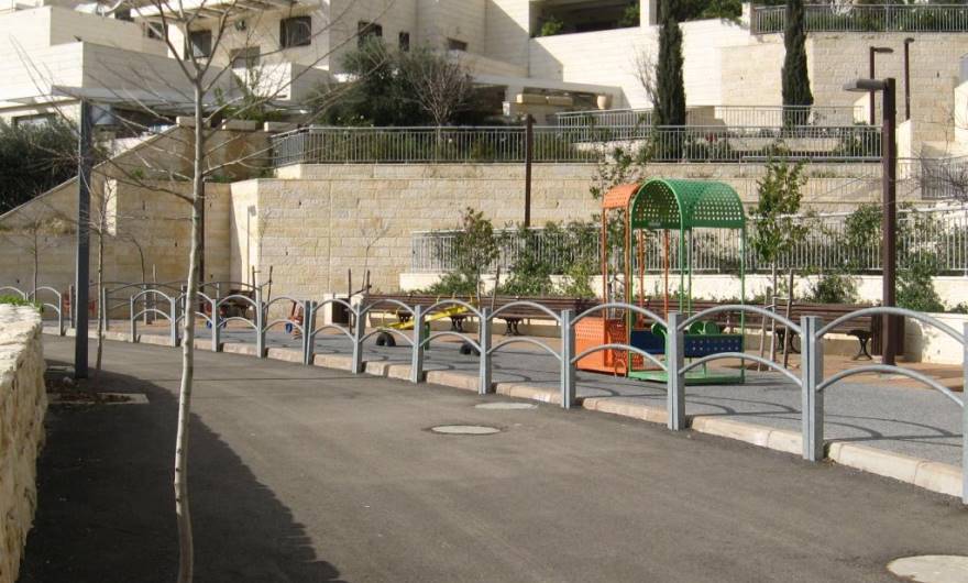 תמונות: גינות ופינות-ישיבה לאורך הטיילת, בנקודות-המפגש עם הכניסות המשניות היורדות לטיילת מרחוב שני  