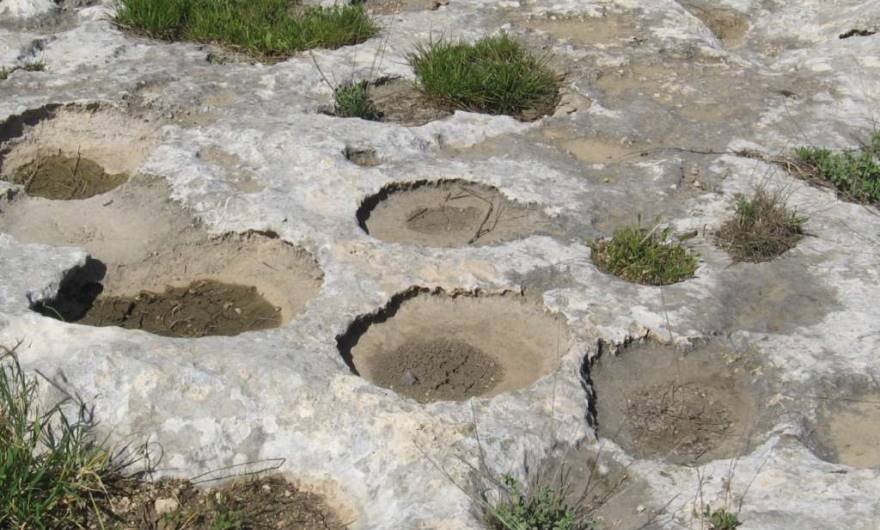 אלבום תמונות: ספלולי אבן (ככל הנראה מתקנים פרה-היסטוריים) על הגבעה המזרחית