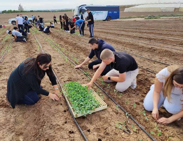 תלמידי אורט עירוני ד' מתנדבים בחקלאות