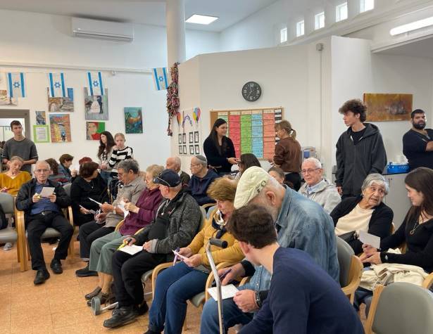 חוגגים חנוכה ביחד נוער וקשישים